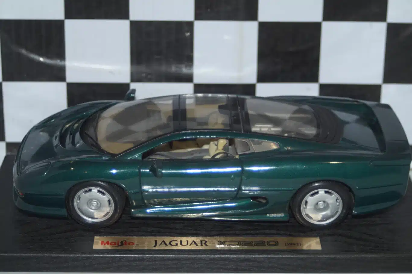 Maisto Jaguar XJ220 1 18 Diecast 31807