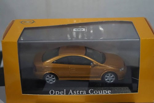 Minichamps opel astra coupe 1#91218751799037 in 1/43rd (missing parts)