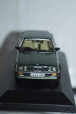 Corgi vanguards bmw 323i (e30) saloon green va13802 1:43