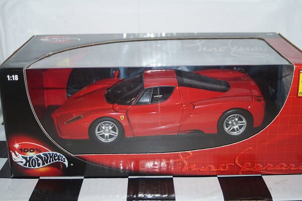 Hotwheels ferrari enzo red 1:18th ref 56293